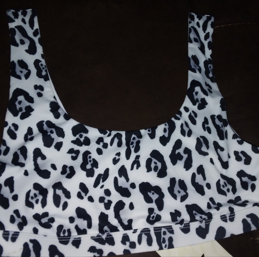 Fabletics sports bra. Black an white it's a small